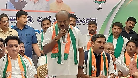 HD Kumaraswamy with BJP leaders