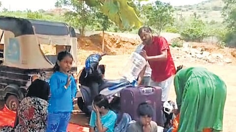 ಗದಗ ಬಳಿಯ ಆರ್‌ಟಿಒ ಕಚೇರಿಯ ಹೊರಗಿರುವ ಆಂಧ್ರದ ಪ್ರವಾಸಿಗರು.