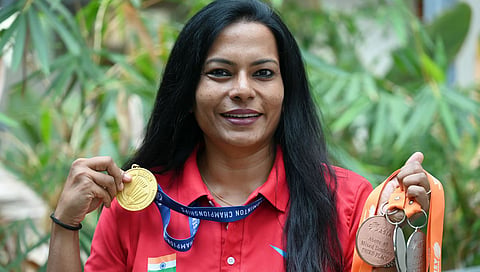 Yasmeen Shaikh flaunts her medals. (Photo | Nagaraga Gadekal, EPS)
