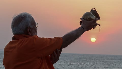 ಸೂರ್ಯನಿಗೆ ಅರ್ಘ್ಯ ನೀಡಿದ ಪ್ರಧಾನಿ ಮೋದಿ 