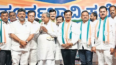 ಬೆಂಗಳೂರಿನ ಭಾರತ್ ಜೋಡೋ ಭವನದಲ್ಲಿ ಭಾನುವಾರ ನಡೆದ ಕಾಂಗ್ರೆಸ್ ಕಾರ್ಯತಂತ್ರ ಸಭೆಯಲ್ಲಿ ವಿಧಾನಪರಿಷತ್ ಚುನಾವಣೆಯ ಪಕ್ಷದ ಅಭ್ಯರ್ಥಿಗಳೊಂದಿಗಿರುವ ಮುಖ್ಯಮಂತ್ರಿ ಸಿದ್ದರಾಮಯ್ಯ ಮತ್ತು ಉಪಮುಖ್ಯಮಂತ್ರಿ ಡಿಕೆ ಶಿವಕುಮಾರ್. 