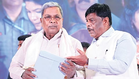 ಬೆಂಗಳೂರಿನ ಅಂಬೇಡ್ಕರ್ ಭವನದಲ್ಲಿ ಬುಧವಾರ ನಡೆದ ಕಾರ್ಯಕ್ರಮದಲ್ಲಿ ಮುಖ್ಯಮಂತ್ರಿ ಸಿದ್ದರಾಮಯ್ಯ ಮತ್ತು ಸಮಾಜ ಕಲ್ಯಾಣ ಸಚಿವ ಡಾ. ಎಚ್‌ಸಿ ಮಹದೇವಪ್ಪ ಇದ್ದರು.
