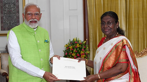 ರಾಷ್ಟ್ರಪತಿ ಶ್ರೀಮತಿ ದ್ರೌಪದಿ ಮುರ್ಮು ಭೇಟಿ ಮಾಡಿ ರಾಜೀನಾಮೆ ಸಲ್ಲಿಸಿದ ಪ್ರಧಾನಿ ನರೇಂದ್ರ ಮೋದಿ 