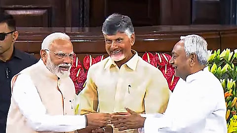 ಬಿಜೆಪಿಯ ಹಿರಿಯ ನಾಯಕ ನರೇಂದ್ರ ಮೋದಿ ಅವರು ಟಿಡಿಪಿ ಮುಖ್ಯಸ್ಥ ಎನ್. ಚಂದ್ರಬಾಬು ನಾಯ್ಡು ಮತ್ತು ಬಿಹಾರ ಸಿಎಂ ಮತ್ತು ಜೆಡಿಯು ನಾಯಕ ನಿತೀಶ್ ಕುಮಾರ್ ಅವರೊಂದಿಗೆ ಎನ್‌ಡಿಎ ಸಂಸದೀಯ ಪಕ್ಷದ ಸಭೆಯಲ್ಲಿ