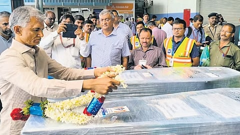 ಶುಕ್ರವಾರ ಬೆಂಗಳೂರಿನಲ್ಲಿ ಉತ್ತರಕಾಶಿಯಲ್ಲಿ ಪ್ರಾಣ ಕಳೆದುಕೊಂಡ ಚಾರಣಿಗರ ಪಾರ್ಥಿವ ಶರೀರಕ್ಕೆ ಕಂದಾಯ ಸಚಿವ ಕೃಷ್ಣ ಬೈರೇಗೌಡ ಶ್ರದ್ಧಾಂಜಲಿ ಸಲ್ಲಿಸಿದರು.
