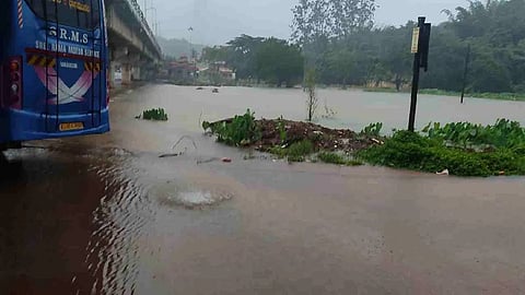 ಭಾಗಮಂಡಲ-ನಾಪೋಕ್ಲು ರಸ್ತೆ ಮುಳುಗಿರುವುದು 
