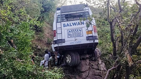 ಆಳವಾದ ಕಂದಕಕ್ಕೆ ಬಿದ್ದ ಬಸ್ 