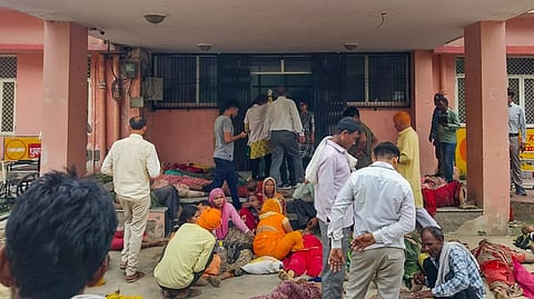 ಹತ್ರಾಸ್ ಜಿಲ್ಲೆಯಲ್ಲಿ ಧಾರ್ಮಿಕ ಸಭೆಯೊಂದರಲ್ಲಿ ಕಾಲ್ತುಳಿತ ಸಂಭವಿಸಿದ ನಂತರ ಆಘಾತ ಕೇಂದ್ರದ ಹೊರಗೆ ಸಂತ್ರಸ್ತರು.
