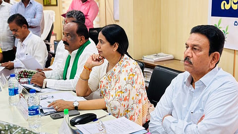 ಸವದತ್ತಿ ತಾಲೂಕಿನ ಮುನವಳ್ಳಿಯ ನವಿಲುತಿರ್ಥದ ಸೂಪರಿಂಟೆಂಡಿಂಗ್ ಇಂಜಿನಿಯರ್ ಕಚೇರಿಯಲ್ಲಿ ಸಭೆ ನಡೆಸುತ್ತಿರುವ ಸಚಿವೆ ಲಕ್ಷ್ಮೀ ಹೆಬ್ಬಾಳ್ಕರ್.