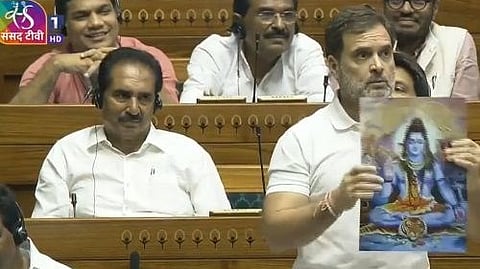 ನಿನ್ನೆ ಸಂಸತ್ತಿನಲ್ಲಿ ಭಾಷಣ ಮಾಡುತ್ತಾ ಶಿವನ ಫೋಟೋ ಪ್ರದರ್ಶಿಸಿದ ರಾಹುಲ್ ಗಾಂಧಿ 
