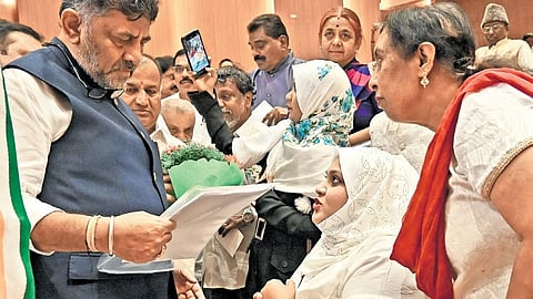 ಬೆಂಗಳೂರಿನ ಕೆಪಿಸಿಸಿ ಕಚೇರಿಯಲ್ಲಿ ಶನಿವಾರ ನಡೆದ ಕಾಂಗ್ರೆಸ್ ಸಮಾವೇಶದಲ್ಲಿ ಭಾಗವಹಿಸಿದವರೊಂದಿಗೆ ಡಿಸಿಎಂ ಮತ್ತು ಕೆಪಿಸಿಸಿ ಅಧ್ಯಕ್ಷ ಡಿಕೆ ಶಿವಕುಮಾರ್ ಸಂವಾದ ನಡೆಸಿದರು.