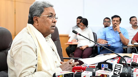 ಮಂಗಳವಾರ ಬೆಂಗಳೂರಿನ ವಿಧಾನಸೌಧದಲ್ಲಿ ಡಿಸಿ ಸಭೆಯ ನಂತರ ಮುಖ್ಯಮಂತ್ರಿ ಸಿದ್ದರಾಮಯ್ಯ ಅವರು ಸುದ್ದಿಗಾರರೊಂದಿಗೆ ಮಾತನಾಡಿದರು.