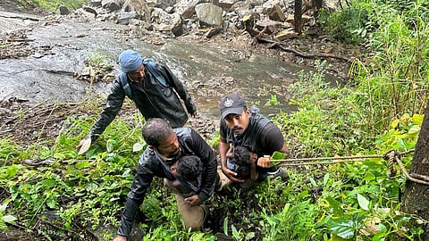 ವಯನಾಡ್ ಜಿಲ್ಲೆಯ ಭೂಕುಸಿತದಿಂದ ಪೀಡಿತ ಪ್ರದೇಶದಿಂದ ಮಕ್ಕಳನ್ನು ರಕ್ಷಿಸಿದ ಕಲ್ಪೆಟ್ಟಾ ರೇಂಜ್ ಅರಣ್ಯಾಧಿಕಾರಿಗಳು
