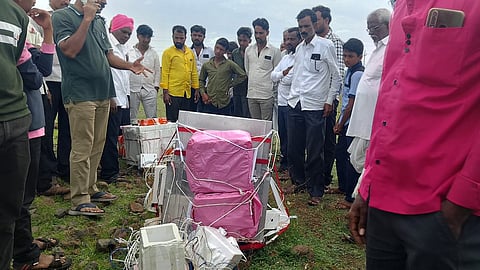ವೆದರ್ ಮಾನಿಟರಿಂಗ್ ಸಾಧನ ನೆಲಕ್ಕಪ್ಪಳಿಸಿರುವುದು.