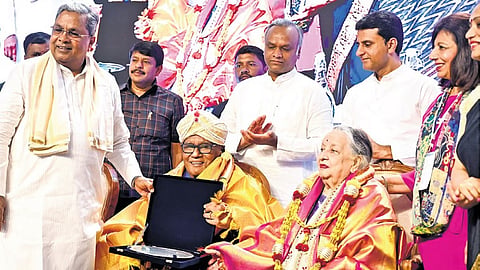 ಬೆಂಗಳೂರು ಇಂಡಿಯಾ ನ್ಯಾನೋ ಸಮ್ಮೇಳನದಲ್ಲಿ ಮುಖ್ಯಮಂತ್ರಿ ಸಿದ್ದರಾಮಯ್ಯ ಅವರು ಪ್ರೊ ಸಿಎನ್‌ಆರ್ ರಾವ್ ಮತ್ತು ಅವರ ಪತ್ನಿಯನ್ನು ಸನ್ಮಾನಿಸಿದರು