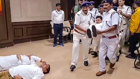 ಶಾಸಕರನ್ನು ಎತ್ತಿಕೊಂಡು ಹೋಗಿ ಹೊರ ಹಾಕಿದ ಮಾರ್ಷಲ್‌ಗಳು