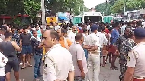 ಘಟನೆ ನಂತರ ದೇವಸ್ಥಾನ ಬಳಿ ಸೇರಿರುವ ಪೊಲೀಸರು ಮತ್ತು ಜನರು 