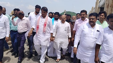 ತುಂಗಭದ್ರಾ ಜಲಾಶಯಕ್ಕೆ ಭೇಟಿ ನೀಡಿ ಪರಿಶೀಲನೆ ನಡೆಸಿದ ಬಿಜೆಪಿ ನಾಯಕರು.