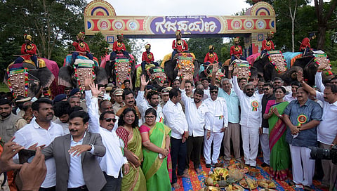 ದಸರಾ ಕಾರ್ಯಾಧ್ಯಕ್ಷ, ಮೈಸೂರು ಜಿಲ್ಲಾ ಉಸ್ತುವಾರಿ ಸಚಿವರಾದ ಎಚ್ ಸಿ ಮಹದೇವಪ್ಪ ಅವರು ಆನೆಗಳಿಗೆ ಪೂಜೆ ಸಲ್ಲಿಸುವುದರೊಂದಿಗೆ ಗಜಪಯಣಕ್ಕೆ ಚಾಲನೆ ನೀಡಿದರು.