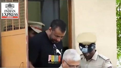 ಬಳ್ಳಾರಿ ಜೈಲಿನ ಮುಂದೆ ನಟ ದರ್ಶನ್ 