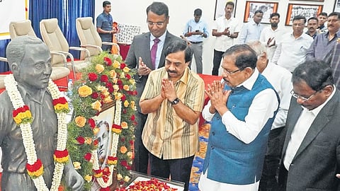 ಬೆಂಗಳೂರಿನಲ್ಲಿ ನಡೆದ ರಾಷ್ಟ್ರೀಯ ಕ್ರೀಡಾ ದಿನಾಚರಣೆ ಕಾರ್ಯಕ್ರಮದಲ್ಲಿ ಗೃಹ ಸಚಿವ ಡಾ.ಜಿ.ಪರಮೇಶ್ವರ ಹಾಗೂ ಕರ್ನಾಟಕ ಒಲಿಂಪಿಕ್ಸ್ ಸಂಸ್ಥೆಯ ಅಧ್ಯಕ್ಷ ಡಾ.ಕೆ.ಗೋವಿಂದರಾಜ್ ಅವರು, ಹಾಕಿ ದಿಗ್ಗಜ ಧ್ಯಾನ್ ಚಂದ್ ಅವರ ಪ್ರತಿಮೆಗೆ ಮಾಲಾರ್ಪಣೆ ಮಾಡಿದರು.