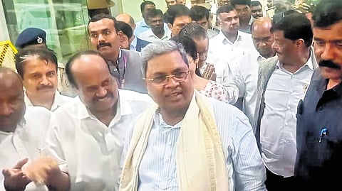 ಮುಖ್ಯಮಂತ್ರಿ ಸಿದ್ದರಾಮಯ್ಯ ಮತ್ತು ಸಚಿವ ಎಚ್‌ಸಿ ಮಹದೇವಪ್ಪ ಸೋಮವಾರ ಮೈಸೂರು ವಿಮಾನ ನಿಲ್ದಾಣಕ್ಕೆ ಆಗಮಿಸಿದರು.