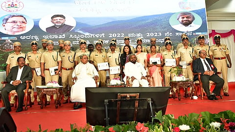 ಮುಖ್ಯಮಂತ್ರಿ ಸಿದ್ದರಾಮಯ್ಯ ಅವರು ಅರಣ್ಯ ಇಲಾಖೆ ವತಿಯಿಂದ ವಿಧಾನಸೌಧದ ಬ್ಯಾಂಕ್ವೆಟ್ ಹಾಲ್ ನಲ್ಲಿ ಆಯೋಜಿಸಿದ್ದ ಮುಖ್ಯಮಂತ್ರಿಗಳ ಪದಕ ಪ್ರದಾನ ಸಮಾರಂಭದಲ್ಲಿ 2022, 2023ನೇ ಸಾಲಿನ ಪದಕ ವಿಜೇತರಿಗೆ ಪದಕ ನೀಡಿ ಸನ್ಮಾನಿಸಿದರು.