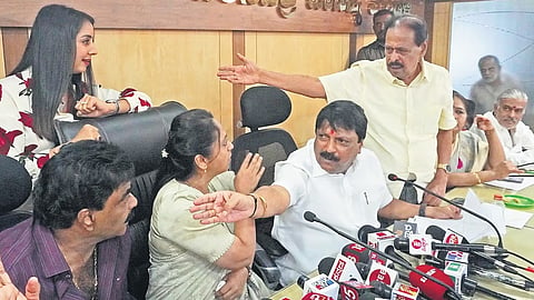 ಬೆಂಗಳೂರಿನಲ್ಲಿ ಸೋಮವಾರ ಕೆಎಫ್‌ಸಿಸಿ ಸದಸ್ಯರು ಮತ್ತು ಮಹಿಳಾ ಆಯೋಗದ ಅಧ್ಯಕ್ಷೆ ನಾಗಲಕ್ಷ್ಮಿ ಚೌಧರಿ ನಡುವೆ ತೀವ್ರ ವಾಗ್ವಾದ ನಡೆಯಿತು.