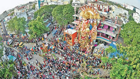 ದಾವಣಗೆರೆ ವೆಂಕಾ ಭೋವಿ ಕಾಲೋನಿಯಲ್ಲಿ ಪ್ರತಿಷ್ಠಾಪಿಸಲಾಗಿದ್ದ ಗಣೇಶ ಮೂರ್ತಿಯ ನಿಮಜ್ಜನ ಮೆರವಣಿಗೆ ಮೇಲೆ ಗುರುವಾರ ಕಲ್ಲು ತೂರಾಟ ನಡೆದಿದ್ದು, ಉದ್ವಿಗ್ನ ಸ್ಥಿತಿ ನಿರ್ಮಾಣವಾಗಿದೆ.