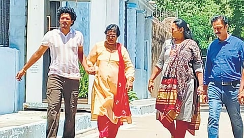 ಜೈಲಿನಲ್ಲಿ  ದರ್ಶನ್ ಭೇಟಿಯಾದ ಕುಟುಂಬಸ್ಥರು