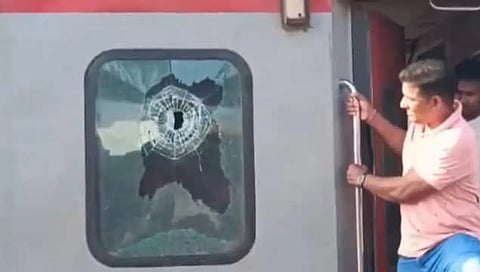 ರೈಲಿನ ಮೇಲೆ ಗುಂಡಿನ ದಾಳಿ