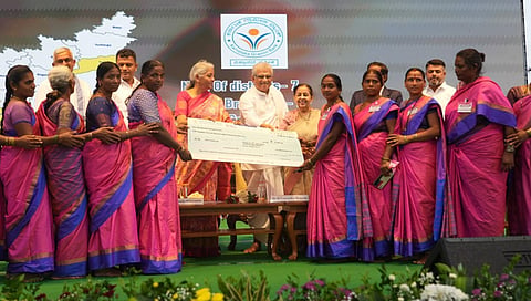 ಸಂಘಗಳ ಸದಸ್ಯರಿಗೆ ಲಾಭಾಂಶದ ಚೆಕ್ ಅನ್ನು ವಿತರಣೆ ಮಾಡಲಾಯಿತು.