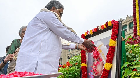 CM Siddaramaiah paid floral tribute to ex CM Kengal Hanumanthayya 