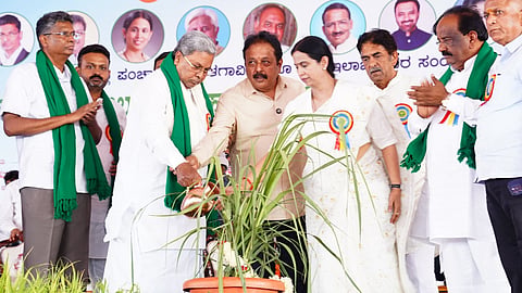 ಬೆಳಗಾವಿಯ ಸುವರ್ಣ ವಿಧಾನಸೌಧದಲ್ಲಿ ನಡೆದ ಕಾರ್ಯಕ್ರಮದಲ್ಲಿ ಮುಖ್ಯಮಂತ್ರಿ ಸಿದ್ದರಾಮಯ್ಯ.