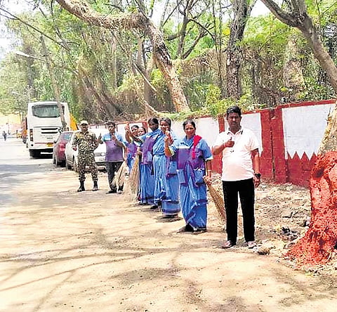 ಶನಿವಾರ ದೊಮ್ಮಲೂರು ಮೇಲ್ಸೇತುವೆಯಿಂದ ಈಜಿಪುರವರೆಗಿನ ಪ್ರದೇಶವನ್ನು ಬಿಬಿಎಂಪಿ, ಬಿಪಿಎಸಿ. ಸ್ವಯಂಸೇವಕರ ಸಹಯೋಗದೊಂದಿಗೆ ಸ್ವಚ್ಛಗೊಳಿಸಿತು.