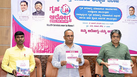 'ಗೃಹ ಆರೋಗ್ಯ ಯೋಜನೆ' ಕುರಿತು ಆಶಾ ಕಾರ್ಯಕರ್ತೆಯರಿಗಾಗಿ ಸಿದ್ಧಪಡಿಸಿರುವ ಕೈಪಿಡಿಯನ್ನು ಆರೋಗ್ಯ ಸಚಿವರು ಬಿಡುಗಡೆ ಮಾಡಿದರು.