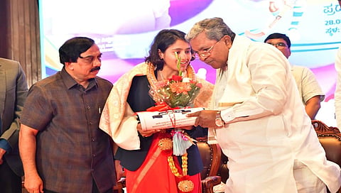 Siddaramaiah presenting cash awards to athletes