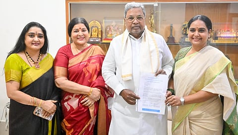 Senior Kannada film Actresses met CM Siddaramaiah 