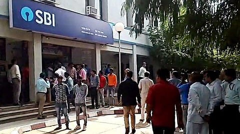 ರಾಜ್ಯದಲ್ಲಿ ಮತ್ತೊಂದು ಬೃಹತ್ ದರೋಡೆ: ವಿಜಯಪುರ SBI ಬ್ಯಾಂಕ್‌ ಸಿಬ್ಬಂದಿ ಕಟ್ಟಿಹಾಕಿ; 8 ಕೋಟಿ ಹಣ, 50 ಕೋಟಿ ಮೌಲ್ಯದ ಚಿನ್ನಾಭರಣ ಕಳವು?