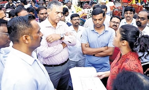 GBA Chief Maheshwar Rao during the inspection drive at KR Market 