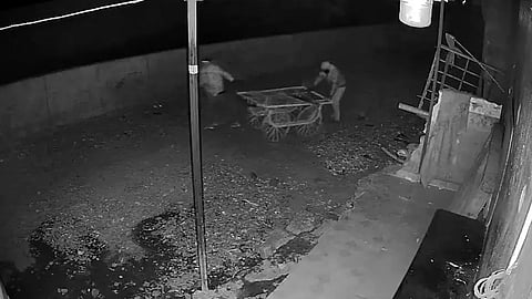 two men were seen pushing the empty cart back towards the kiosk