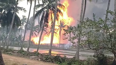 ಮುಗಿಲೆತ್ತರಕ್ಕೆ ಚಿಮ್ಮಿದ ಬೆಂಕಿ