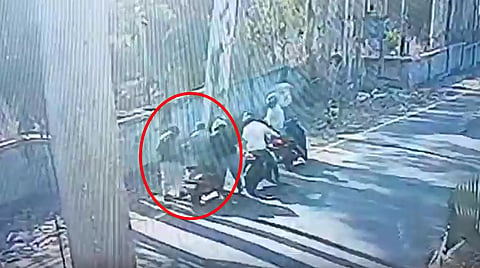 ಬೆಂಗಳೂರು: ಬನ್ನೇರುಘಟ್ಟದಲ್ಲಿ ಸಿನಿಮಾ ಶೈಲಿಯಲ್ಲಿ ದರೋಡೆ; ಯುವಕನಿಗೆ ಲಾಂಗ್ ತೋರಿಸಿ ಬೆದರಿಕೆ, 31 ಲಕ್ಷ ರೂ ಲೂಟಿ..! Video