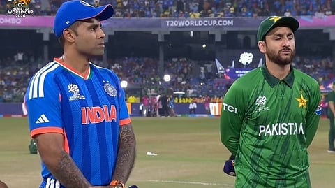 T20 World Cup: ನೋ ಹ್ಯಾಂಡ್ ಶೇಕ್; ಟಾಸ್ ಗೆದ್ದ ಪಾಕಿಸ್ತಾನ ಫೀಲ್ಡಿಂಗ್ ಆಯ್ಕೆ, ಭಾರತ ತಂಡದಲ್ಲಿ ಎರಡು ಬದಲಾವಣೆ!