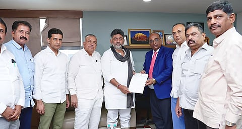 GBA ಚುನಾವಣೆ ಮುನ್ನ ಮತದಾರರ ಪಟ್ಟಿ ಸರಿಪಡಿಸಿ: ಇಸಿಗೆ ಡಿ.ಕೆ ಶಿವಕುಮಾರ್ ನೇತೃತ್ವದ ಬೆಂಗಳೂರು ನಿಯೋಗ ಮನವಿ