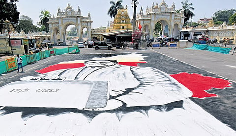 ಮುಖ್ಯಮಂತ್ರಿ ಸಿದ್ದರಾಮಯ್ಯ ಅವರ ಐತಿಹಾಸಿಕ 17ನೇ ಬಜೆಟ್‌ನ್ನು ಸಂಭ್ರಮಿಸುವ ಗೋಡೆಚಿತ್ರವು ಗುರುವಾರ ಮೈಸೂರಿನಲ್ಲಿ ಪ್ರದರ್ಶಿಸಲಾಯಿತು.