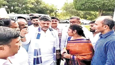 ಡಿ.ಕೆ ಶಿವಕುಮಾರ್ ಭೇಟಿಯಾದ ವೀರಪ್ಪನ್ ಪುತ್ರಿ ವಿದ್ಯಾರಾಣಿ!