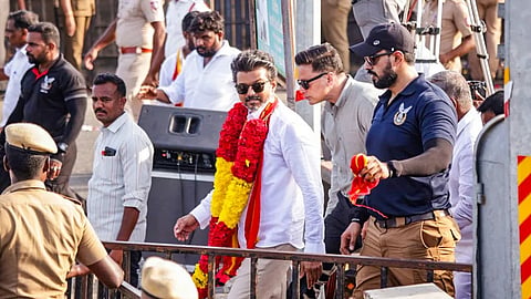 ತಮಿಳುನಾಡಿನಲ್ಲಿ ರಾಜಕೀಯ, ಸಂವಿಧಾನಿಕ ಬಿಕ್ಕಟ್ಟು:  ರಾಷ್ಟ್ರಪತಿ ಆಡಳಿತ ಜಾರಿಯಾಗುತ್ತಾ? ಹಿಂದಿನ ಸೂತ್ರಧಾರ ಯಾರು?