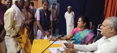 ಶಾಸಕರ ಮುಂದೆ ಇಂಗ್ಲೀಷ್, ಹಿಂದಿಯಲ್ಲಿ ಮಾತನಾಡಿದ ರೈತ ಗಿರಿಯಪ್ಪ 