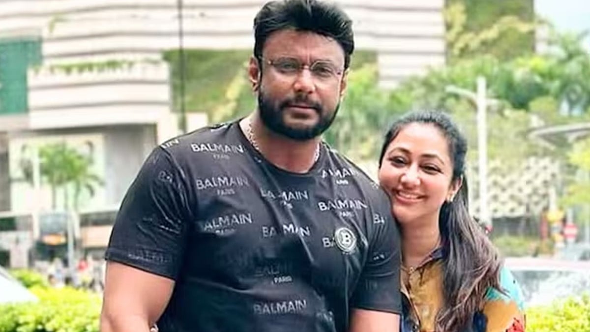 Actor Darshan's wife Vijayalakshmi and son Vineesh visiting him in Parappana Agrahara jail